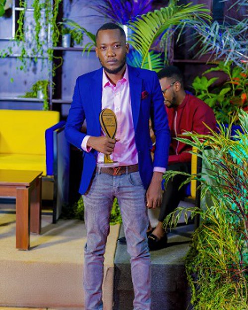Bagenzi Bernard niwe watsinze mucyiciro cy’umugabo utunganya meza amashusho [The Choice Video director of the Year]: