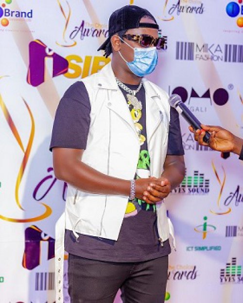 Mu cyiciro cy'umuhanzi w'umwaka [The Choice Male artist of the Year] :hatsinze Bruce Melodie