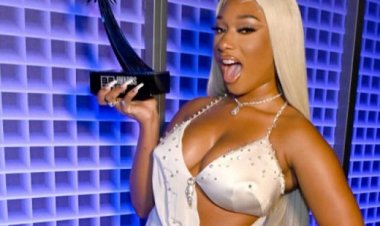 BET Awards 2021: Meghan Thee Stallion wegukanye ibihembo 7  yasutse amarira ubwo yashimiraga nyina watabarutse mu 2019