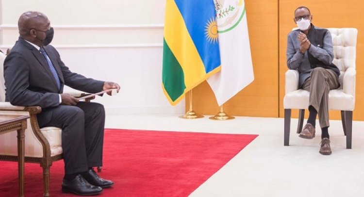 Perezida Kagame yakiriye minisitiri Antonio Tete wamuzaniye ubutumwa bwagizwe ibanga-amafoto