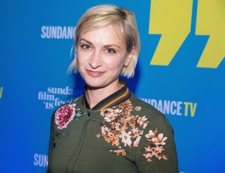 Umuyobozi wa filimi witwa Halyna Hutchins yarashwe naho uzitunganya ararembye