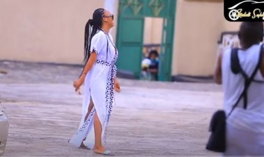 Karabaye Njuga Arwaniye umukobwa nundi musore Benda kumuciraho imyenda M Irene arumiwe