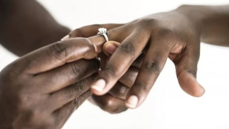 Umusirikare yaterewe ivi yambaye imyenda y’akazi none agiye kubizira