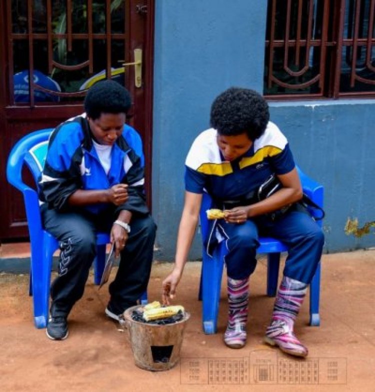 Madamu wa perezida yagaragaye yokereza abaturage ibigori:  Amafoto