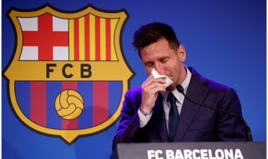 Gerrard Pique yagiriye FC Barcelona inama yo kudasinyisha Messi mu mpeshyi ishize