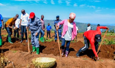 Perezida w’u Burundi n’umugore we bagiye gusarura ibirayi bataha babyikoreye - Amafoto