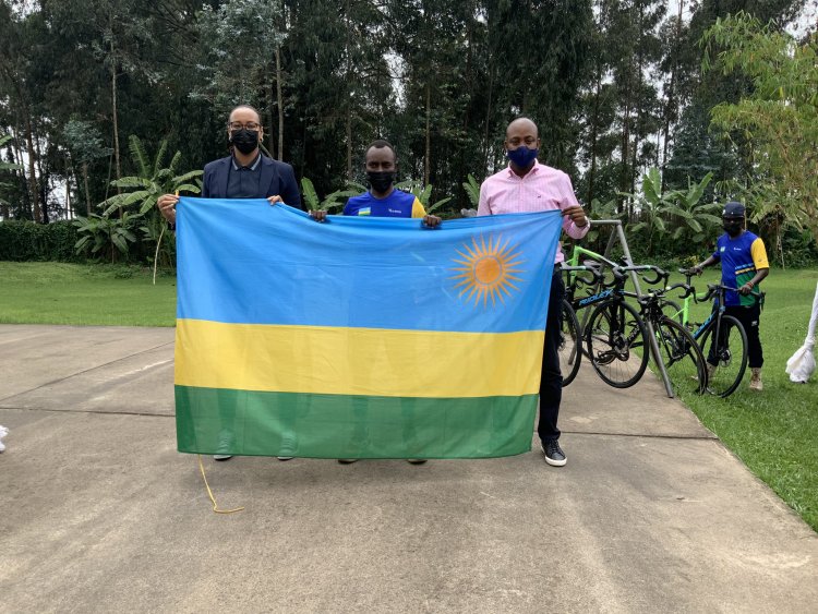 Abazahagararira u Rwanda muri Tour du Rwanda bashyikirijwe ibendera ry'igihugu n'amagare mashya