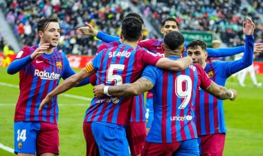FC Barcelona ishaka kurekura abakinnyi umunani igasinyisha batatu bo muri Premier league
