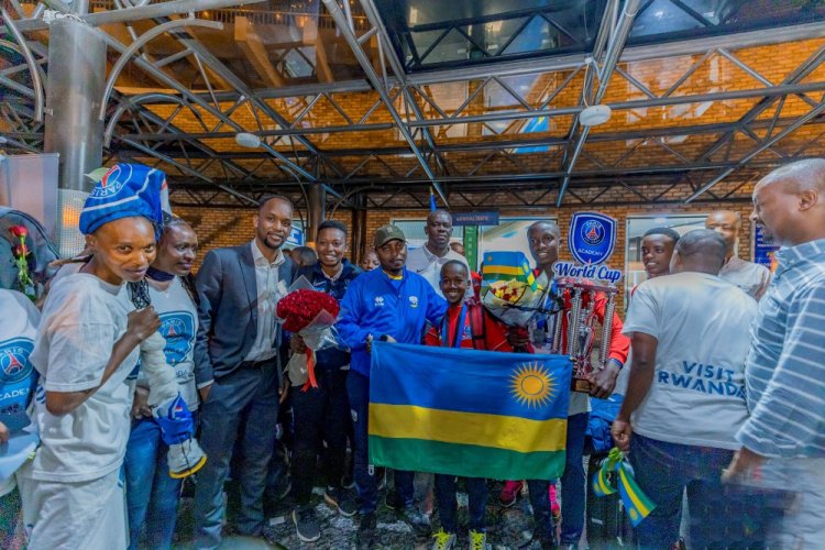 PSG Rwanda Academy ivuye gukora amateka i Paris yakiriwe mu byishimo