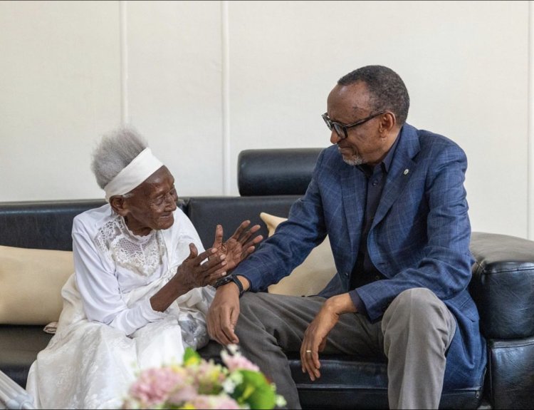 Ifoto y’umunsi: Perezida Paul Kagame yasuye umukecuru w’imyaka 110