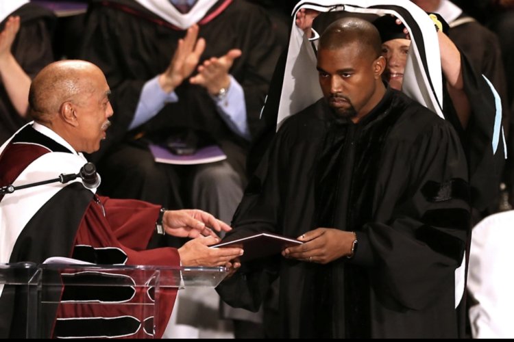 Kanye West yambuwe impamyabumenyi y’icyubahiro  azira amagambo