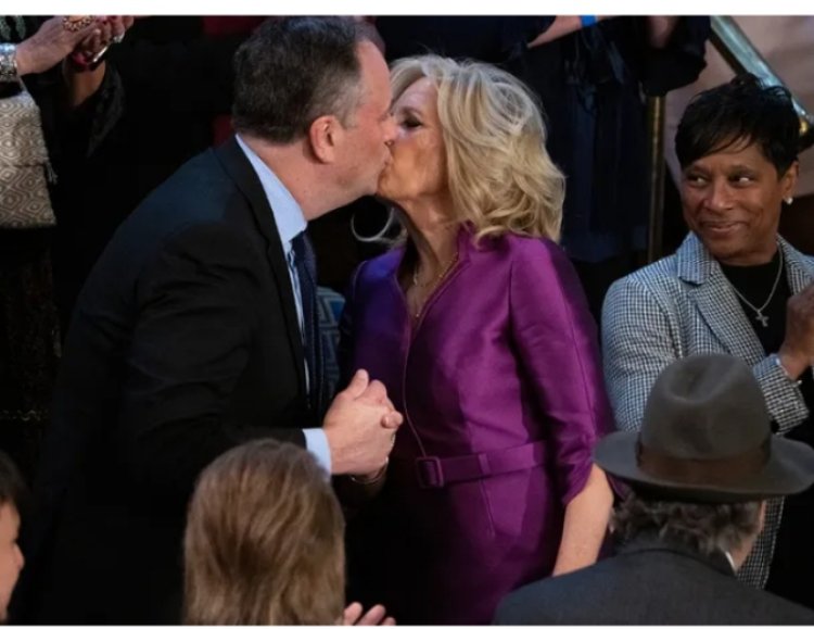 Umugore wa Joe Biden yasomanye n'undi mugabo mu ruhame