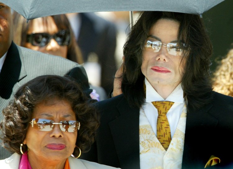 Nyina wa Michael Jackson agomba kwitaba urukiko