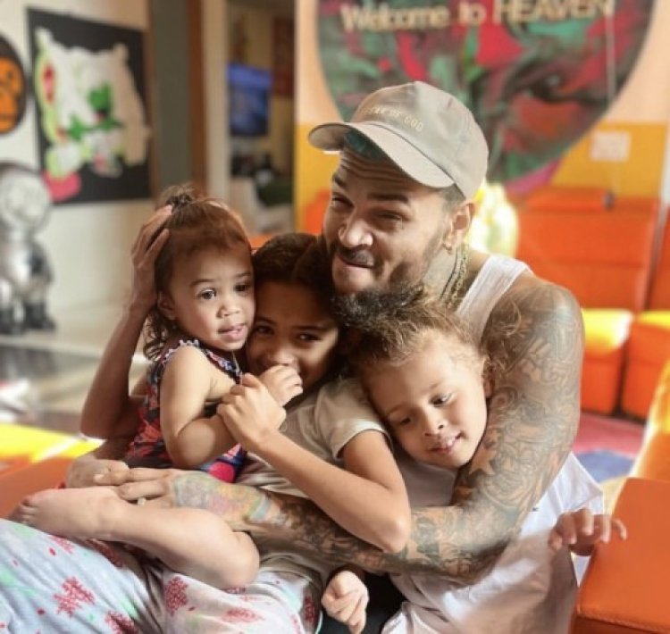 Chris Brown yongeye kwishimana n'umuryango we