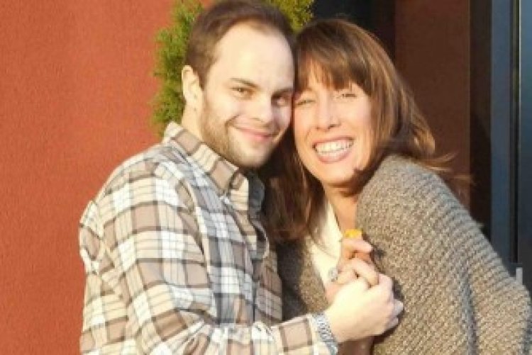 Umwana na nyina bari mu rukundo bitegura kubana