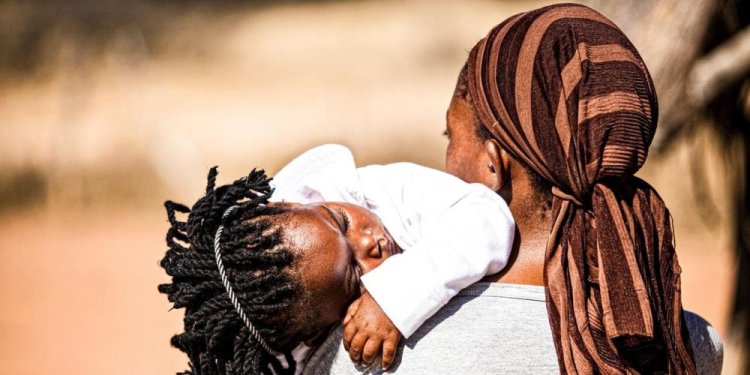 Akumiro! Ku myaka ye 27 afite umwuzukuru