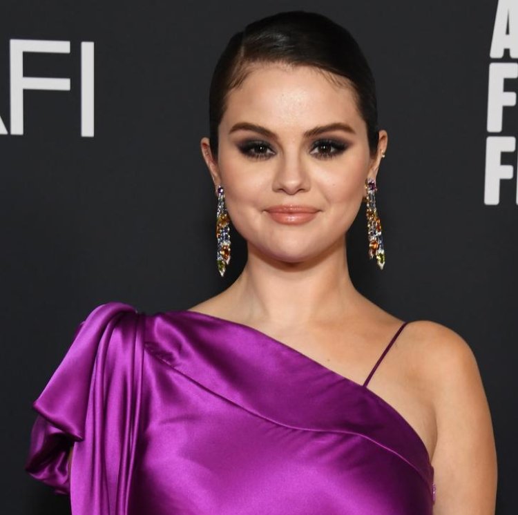 Icyo abahanzi benshi bakunda ni cyo Selena Gomez yapfuye n'abamurinda