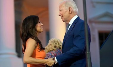 Joe Biden yataye isaro imbere y'imbaga