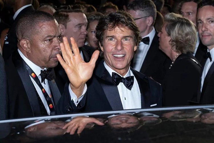 Tom Cruise nyuma yo guterwa uw'inyuma na Shakira kubona umukunzi byabaye iyanga