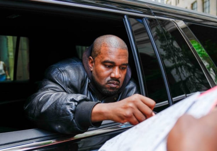 Kanye West yongeye kwibasirwa nyuma yo gukorera ibishitani mu birori