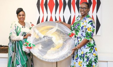 Madamu Jeannette Kagame yahanye impano na mugenzi we w'u Burundi