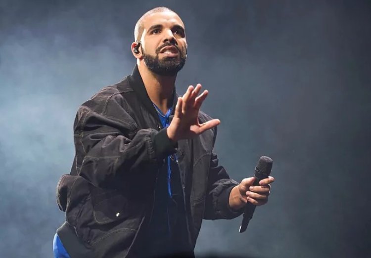 Drake yanyagiwe n'imvura  y'imyenda y'imbere ku rubyiniro
