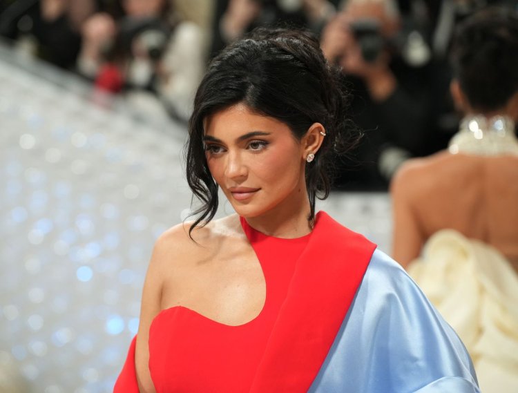Kylie Jenner yagiriye inama abagore bihemukira bashaka kuba beza