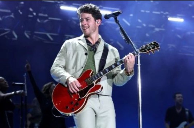 Nick Jonas yari avunikiye ku rubyiniro Imana ikinga akaboko