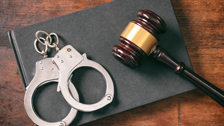 Umusore yatawe muri yombi nyuma yo kwivugana nyina amuziza ibiryo