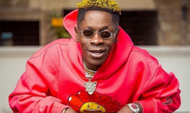 Shatta Wale yakebuye abahanzi bakiri bato