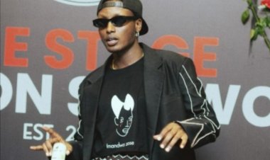 Davis D yihaye amenyo y'abasetsi