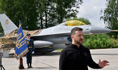 Perezida Zelensky ari kwicinya icyara