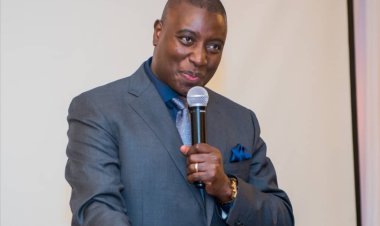 Apotre Dr. Gitwaza yarikoroje ku mbuga nkoranyambaga