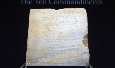 Igice cy'ibuye ryanditseho amategeko 10 y'Imana kigiye kugurishwa muri cyamunara