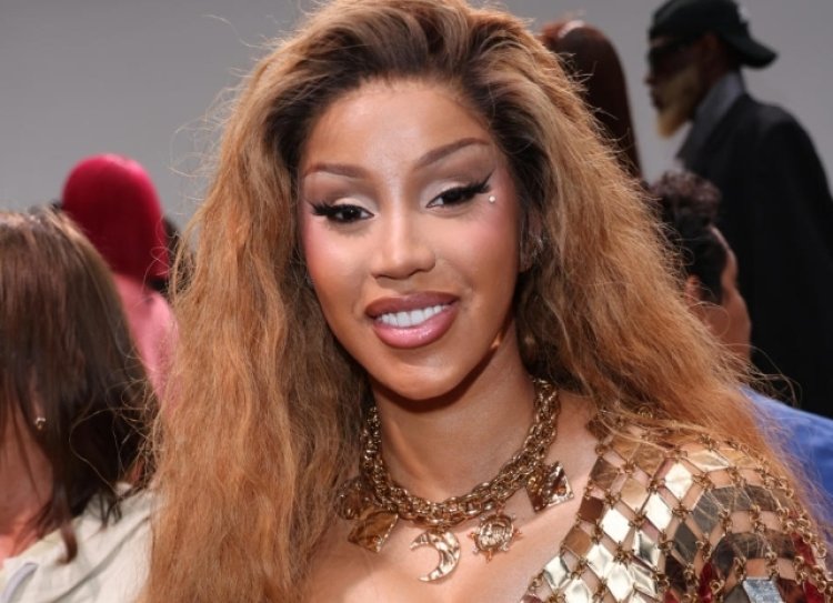 Cardi B yishongoye ku bafana bamukoze mu bwonko