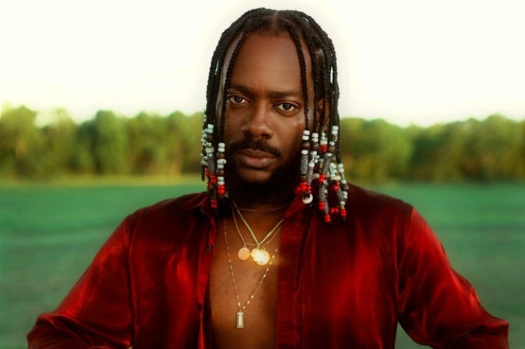 Adekunle Gold abona umuziki wa Nigeria uri mu maboko mabi