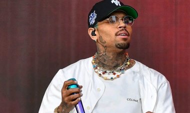 Urukiko rwategetse ko Chris Brown akomeza gufungwa by'agateganyo