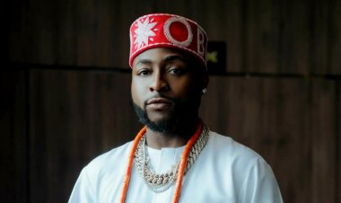 Ku mbuga nkoranyambaga, Davido akomeje gushimirwa umutima wo kwita ku bafana be