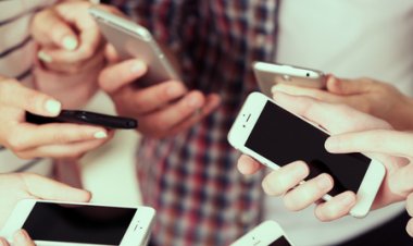 Ubushakashatsi: Abantu bakuru bareba muri  terefone zabo inshuro zigera ku 140 ku munsi