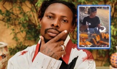 Amashusho y'uwabyaranye na Asake arimo kotsa ibigori ku muhanda akomeje kurikoroza