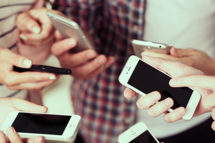 Ubushakashatsi: Abantu bakuru bareba muri  terefone zabo inshuro zigera ku 140 ku munsi