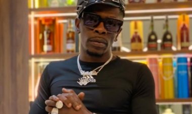 Shatta Wale yishongoye ku bafatiriye imodoka ye