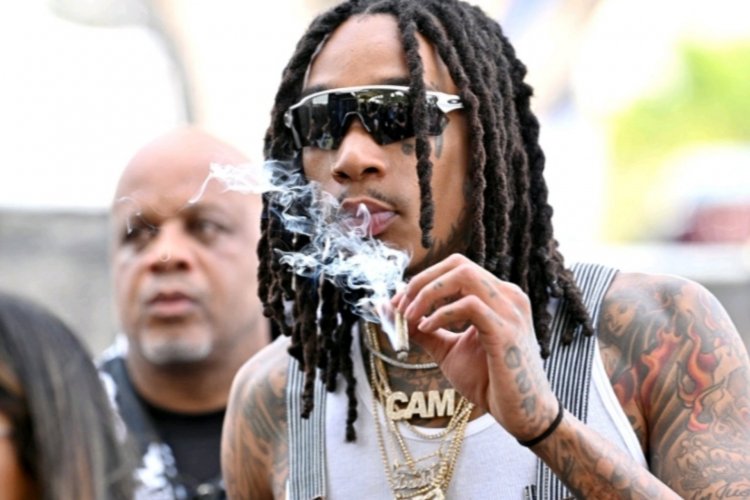 Umuraperi Wiz Khalifa ari mu mazi abira