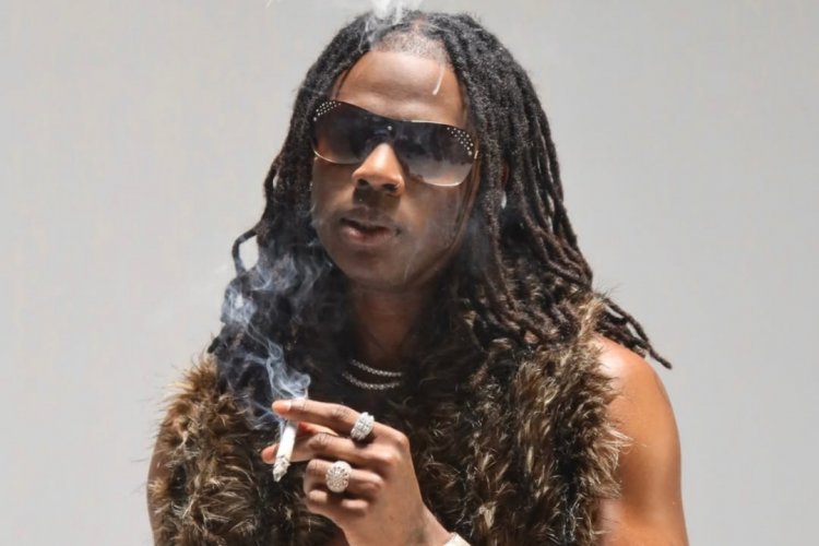 Rema yahishuye uko agobokwa n'itabi ku rubyiniro