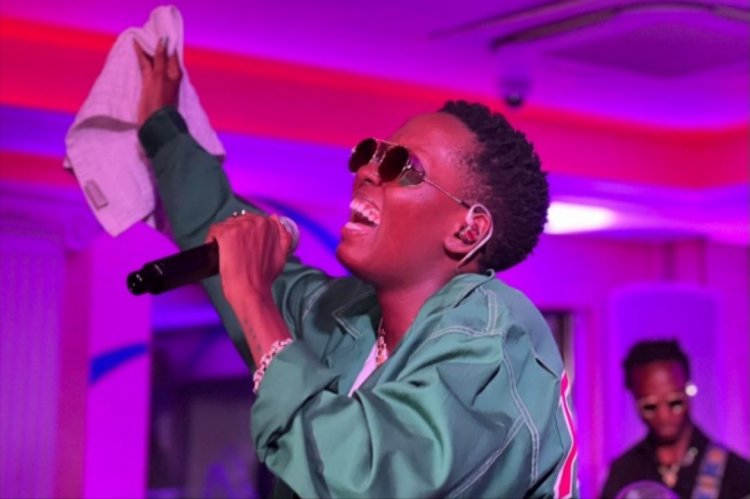 Azawi yishongoye ku bahanzi bo mu kiragano cye muri Uganda