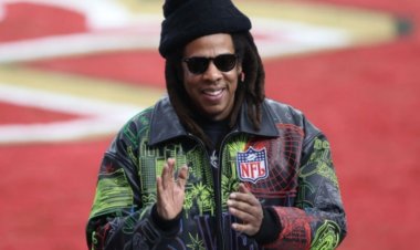 Jay-Z yiseguye ku bafana nyuma yo kumara amasaha arenga atatu abaziritse ku katsi